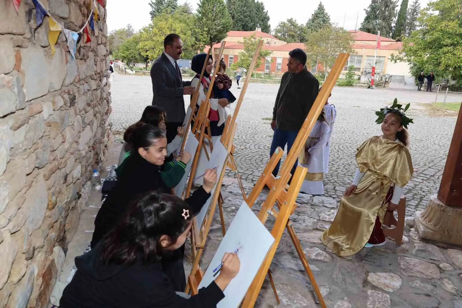 Tarihin kalbinde uygulamalı eğitim: Afrodisias minik arkeologlarını ağırladı