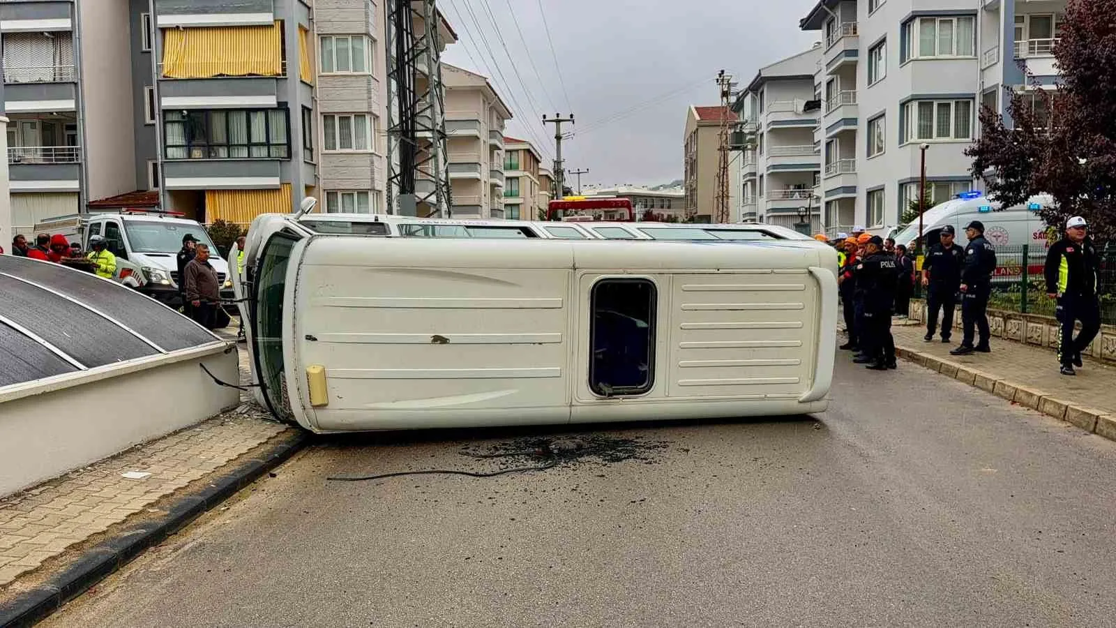Afyonkarahisar'da dehşet anları: Öğrenci servisi ile minibüs çarpıştı