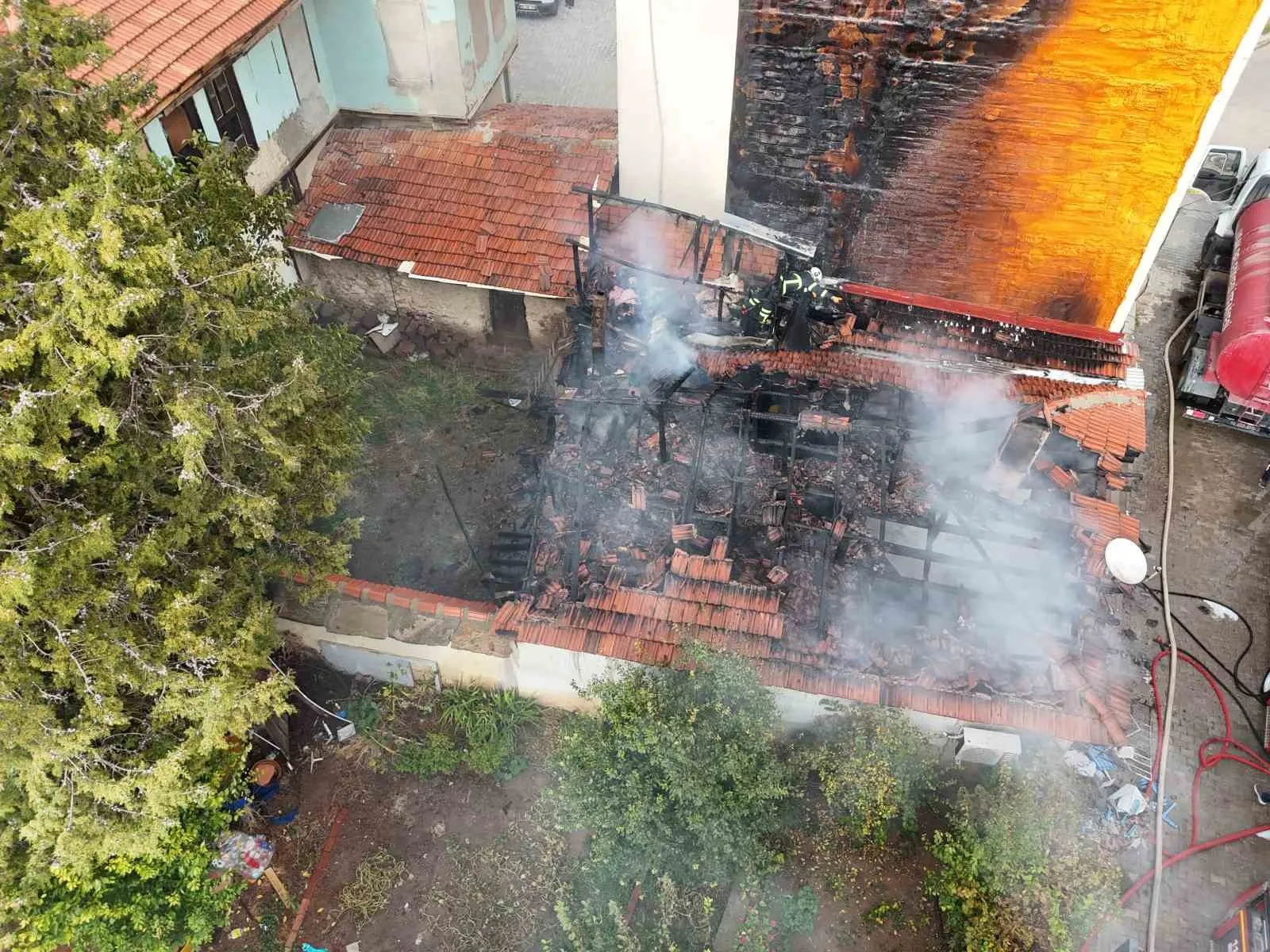 Uşak’ta şoke eden olay: Annesinin evini ateşe verip sırra kadem bastı