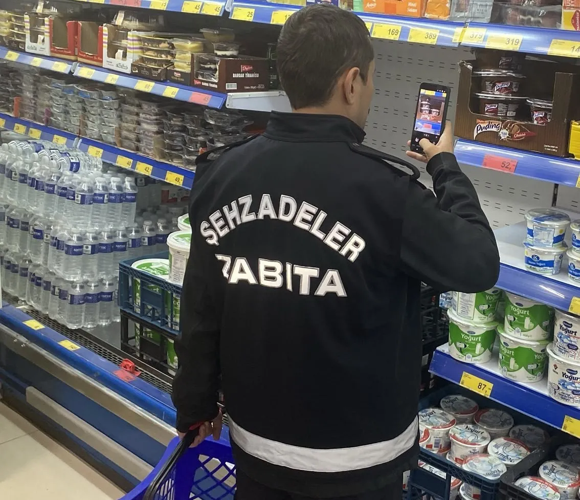 Şehzadeler’de marketlere sıkı takip: Fiyat ve hijyen denetimi mesaisi