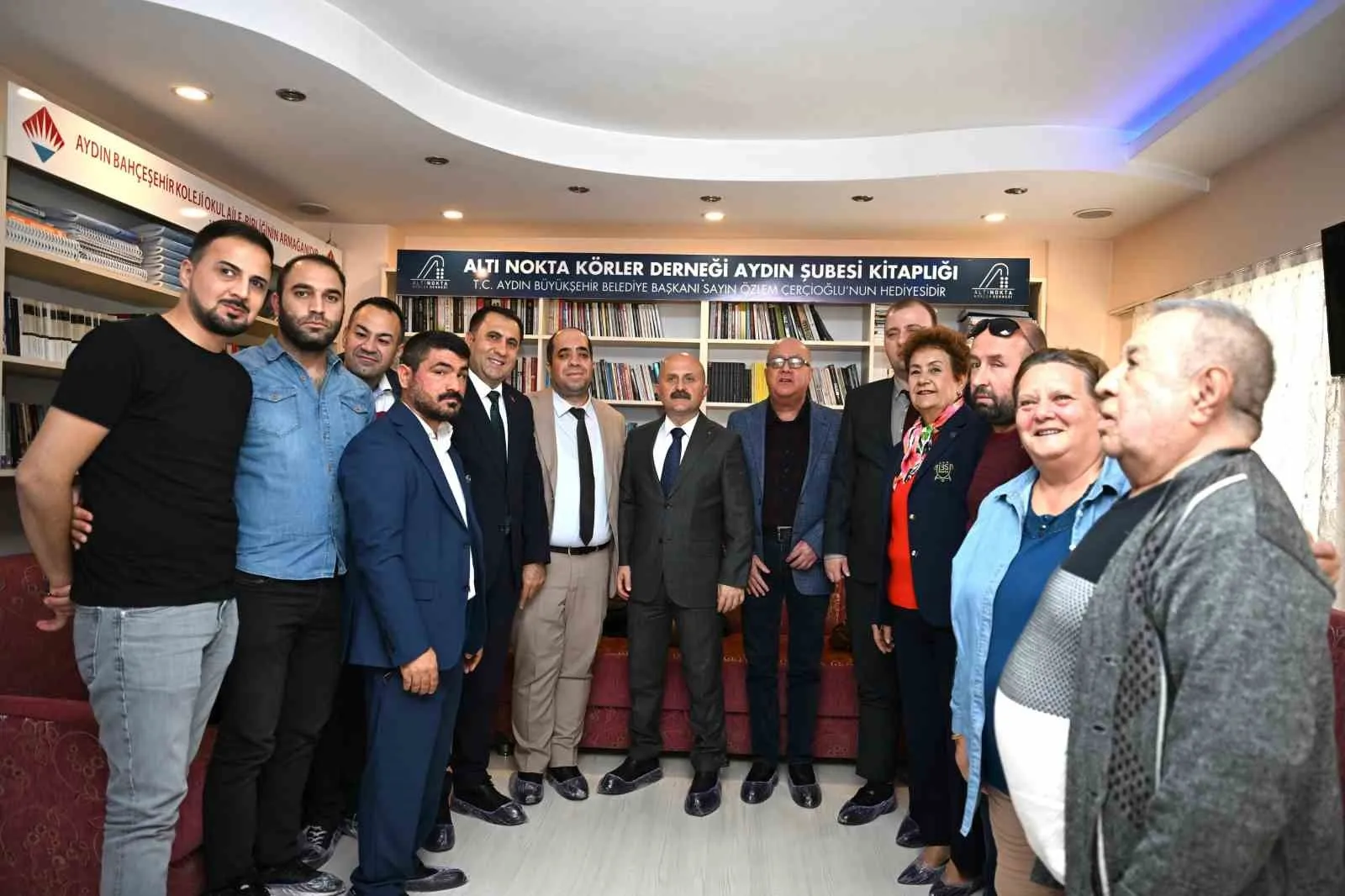 Vali Varol’dan anlamlı ziyaret: Görme engelli vatandaşlarla aynı satırlarda buluştu
