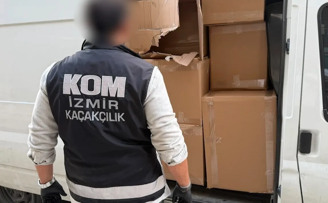 Bornova'da kaçakçılık operasyonu: Minibüsü mobil depoya çevirmişler