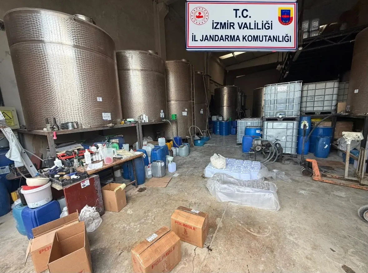 Bornova’da kaçak alkol baskını: 21 bin litrelik dev sevkiyat engellendi