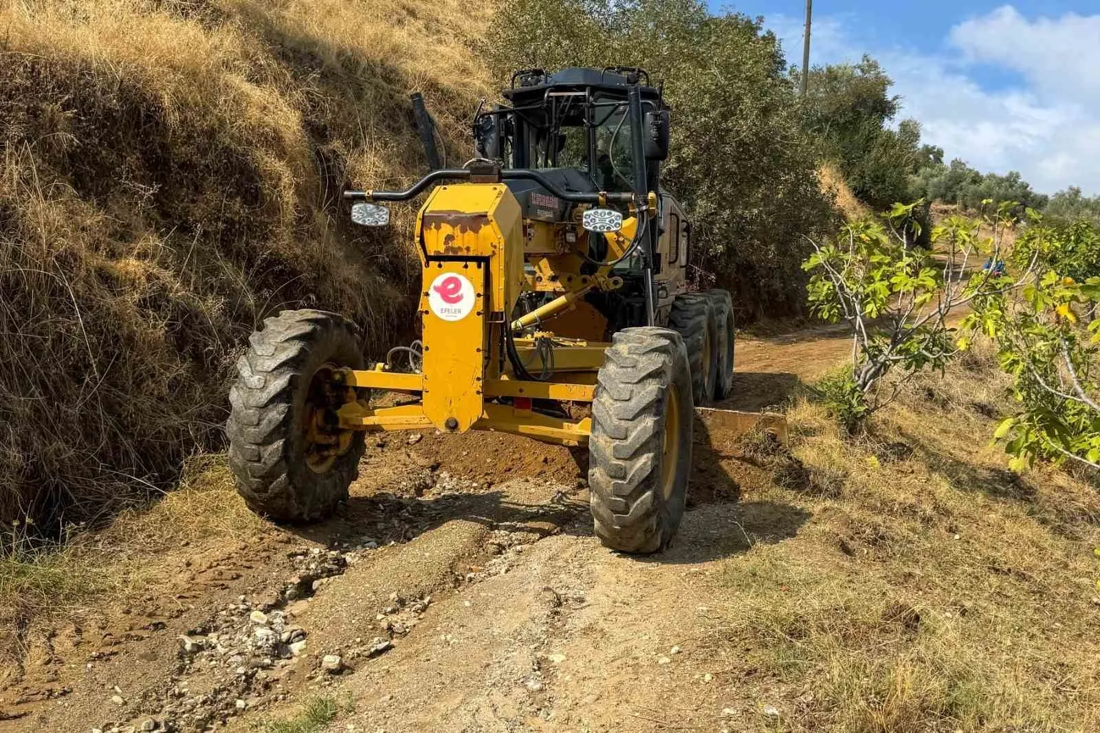 Efeler'de yağışın izleri silindi: Kapanan yollar trafiğe açıldı
