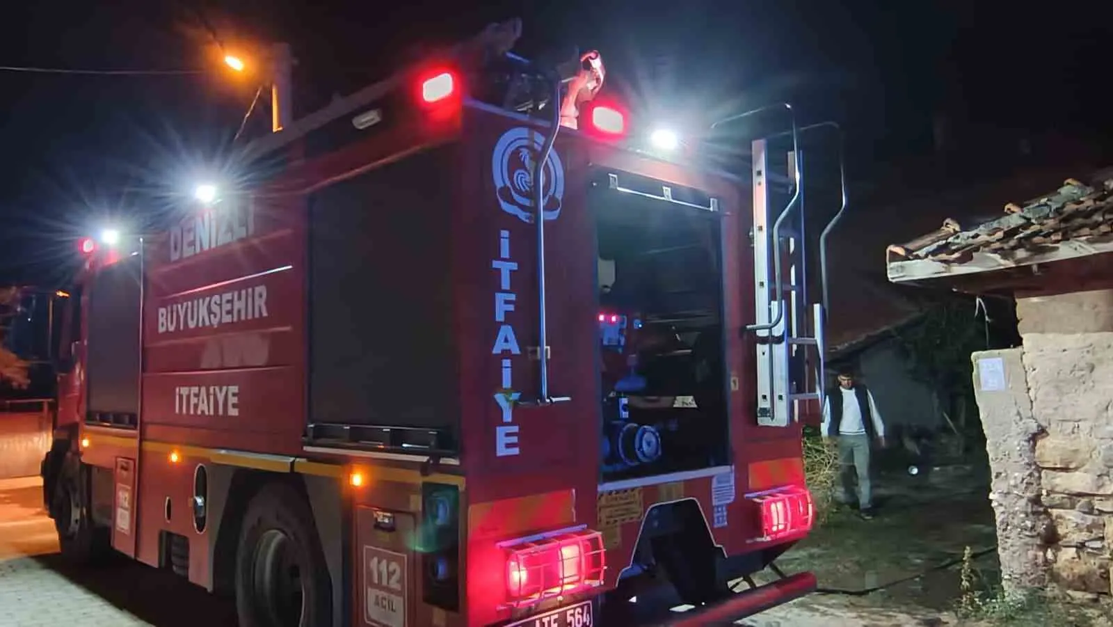 Çivril'de korku dolu anlar: Park halindeki traktör küle döndü