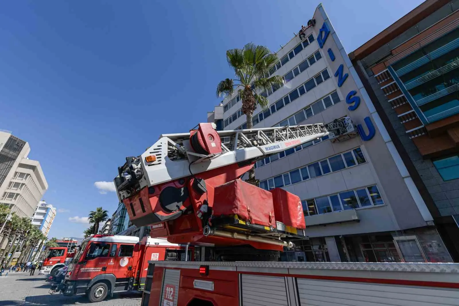 İzmir İtfaiyesi'nden nefes kesen prova: Saniyelerle yarışıp hayat kurtardılar