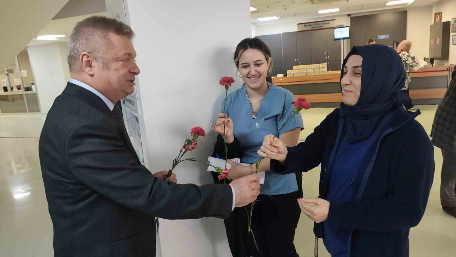 Hafsa Sultan Hastanesi’nde anlamlı gün: Hastalara karanfilli destek