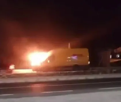 Cankurtaran yolunda korku dolu anlar: Kargo aracı alevlere teslim oldu
