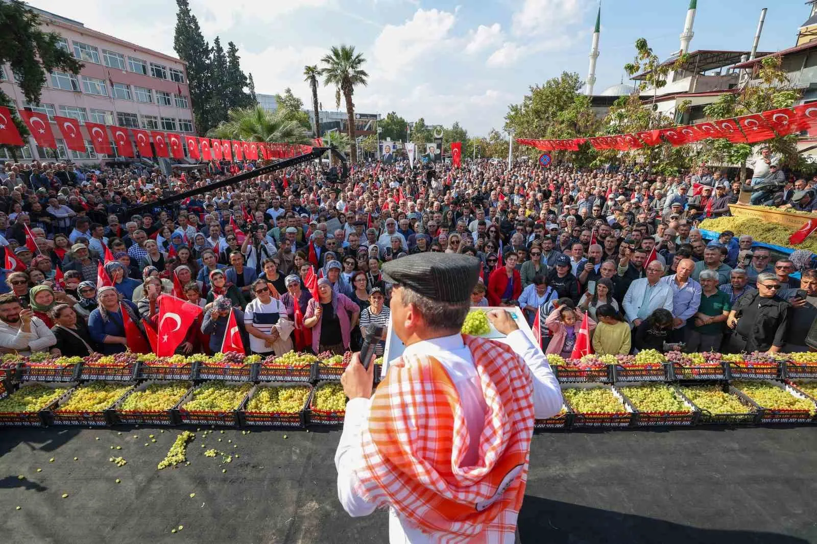 Sarıgöl’de üreticinin isyanına 7 maddelik reçete: "İktidara gelince bu düzeni değiştireceğiz"