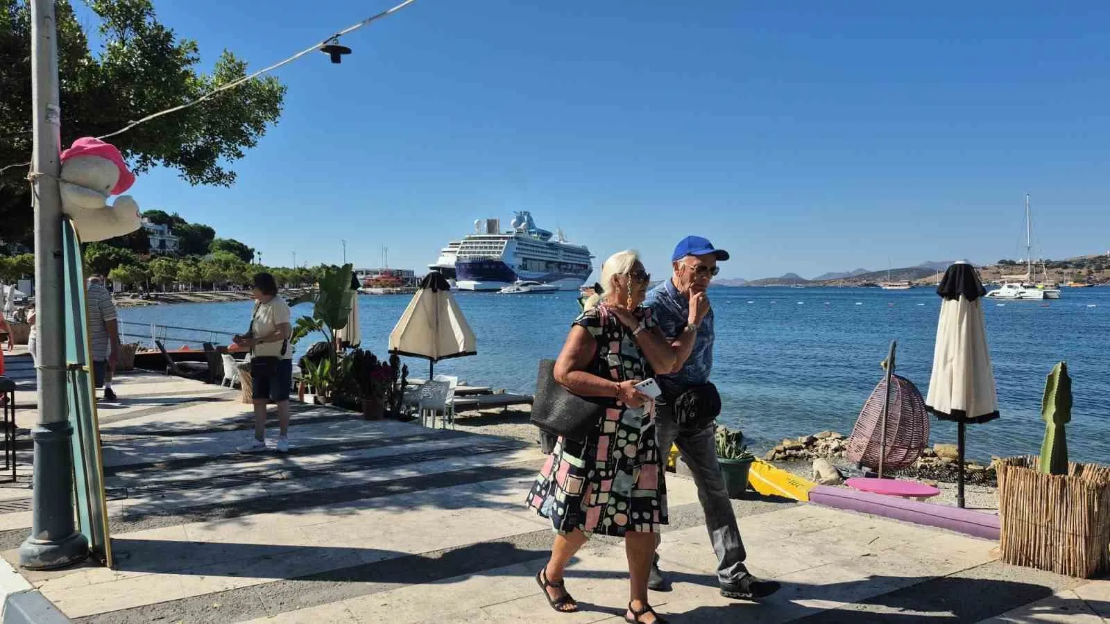 Bodrum limanında kruvaziyer hareketliliği: Binlerce turist ilçeye akın etti