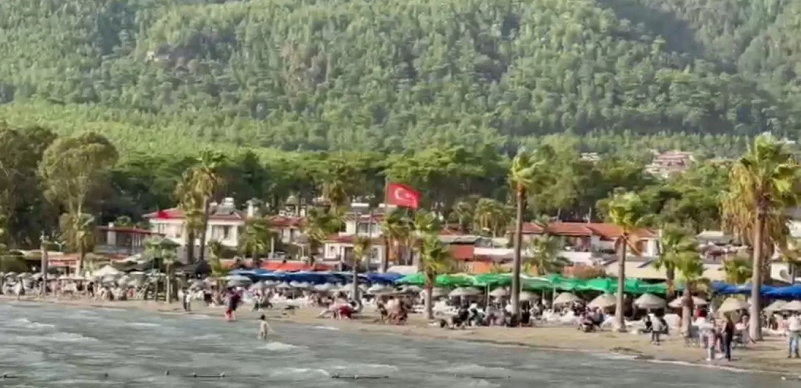 Takvim yaprakları sonbaharı gösterse de Akyaka’da deniz keyfi bitmedi