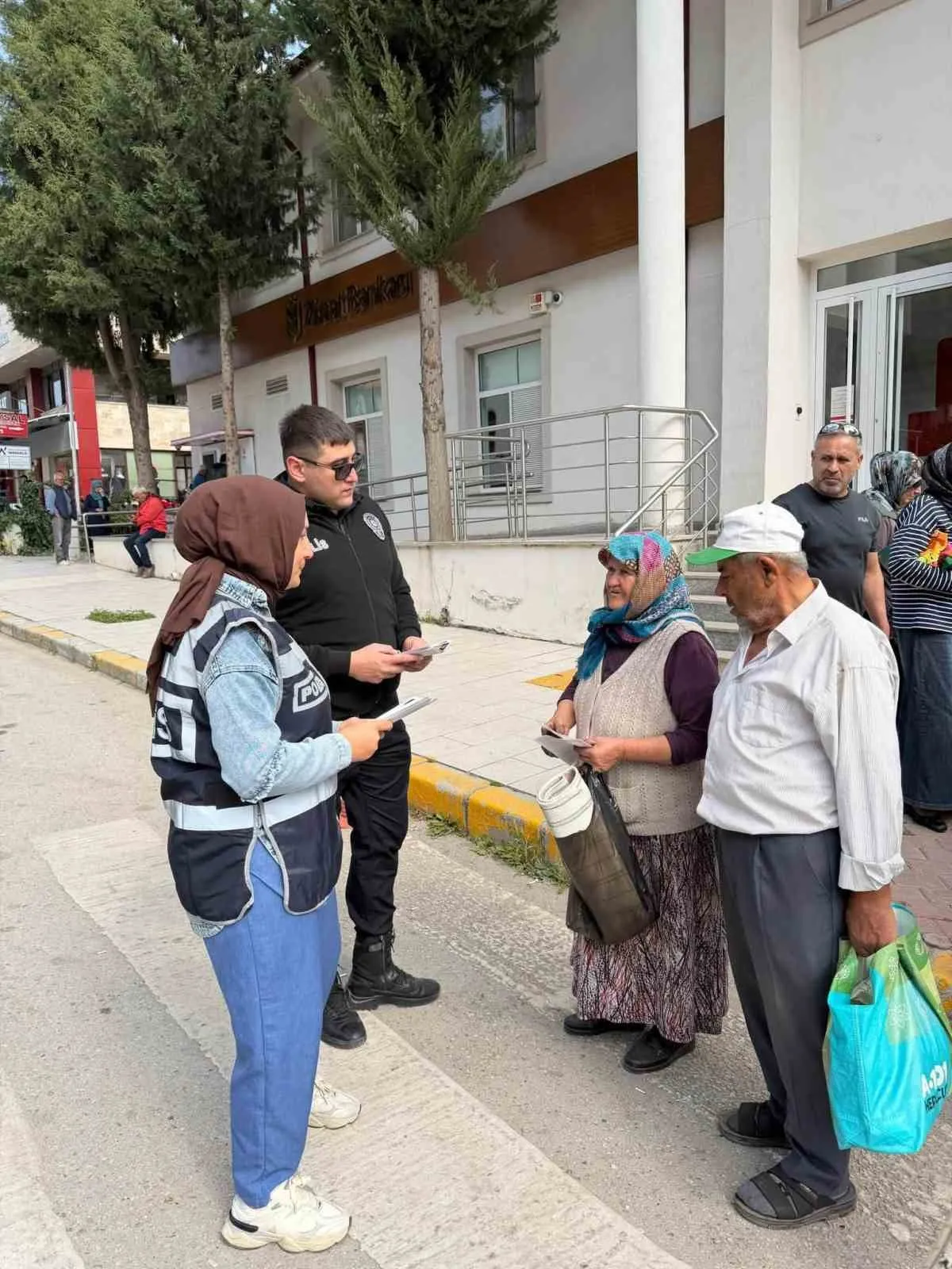 Çal polisi sahaya indi: Hem trafikte hem dijital dünyada güvenlik seferberliği
