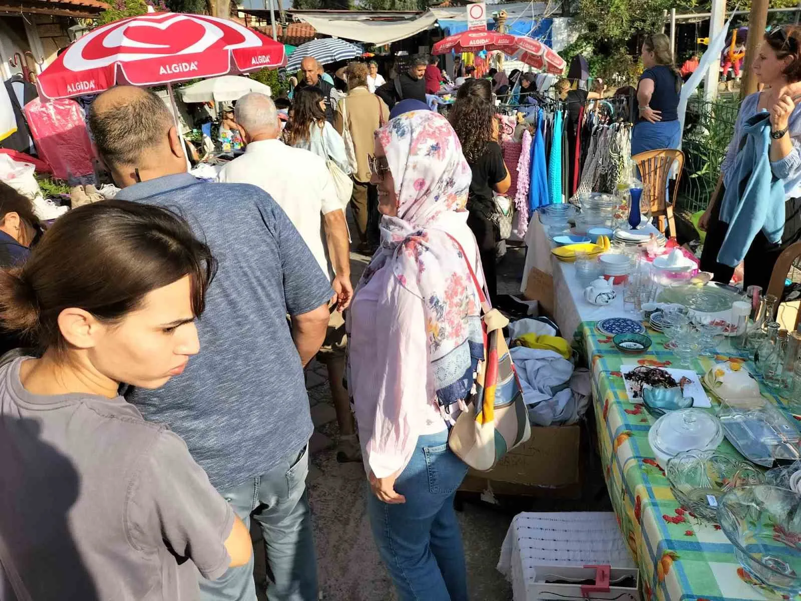 Köyceğiz'de pazar bereketi: İkinci el tutkunları Atatürk Kordonu'na akın etti