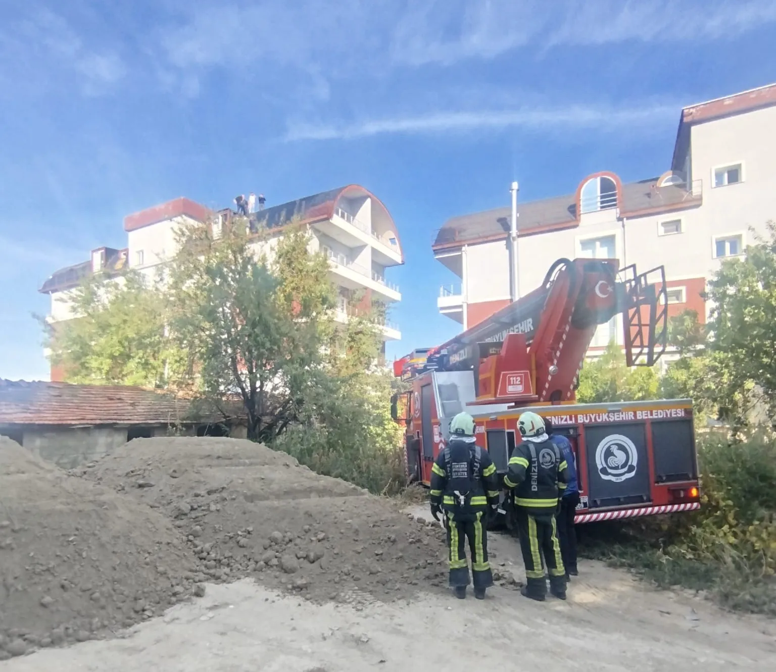 Çivril'de korkutan çatı yangını: İzolasyon çalışması faciaya davetiye çıkardı