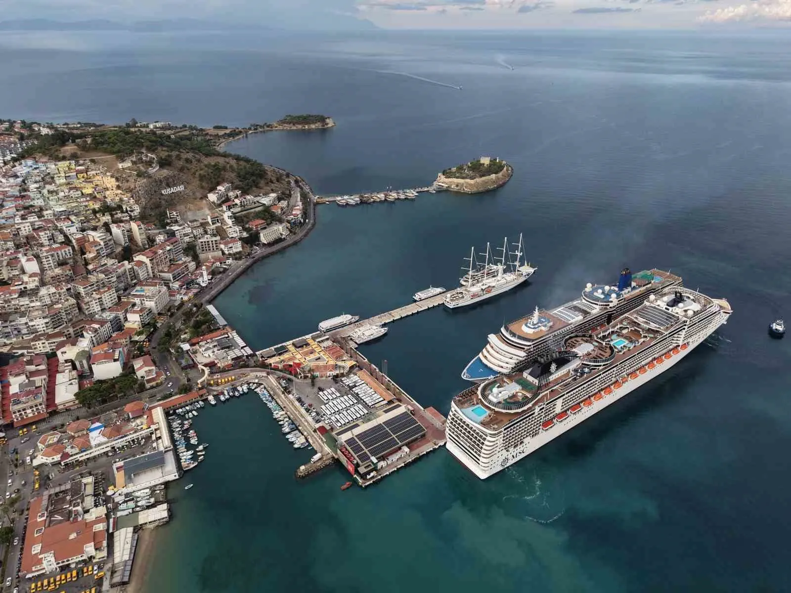Kuşadası limanında kruvaziyer bereketi: 6 bin ziyaretçi şehre ayak bastı