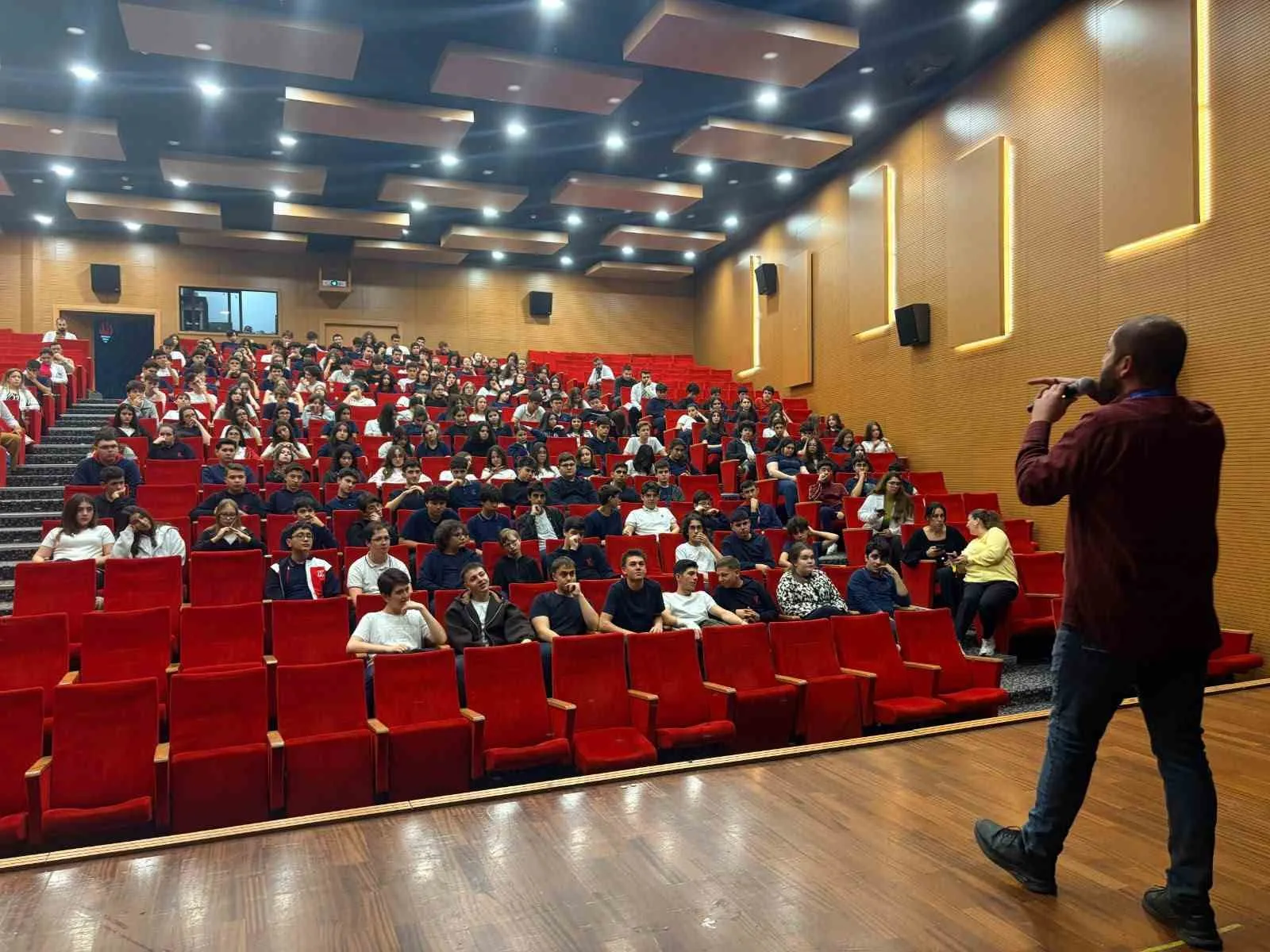 Afyonkarahisarlı gençler geleceğin teknolojisiyle buluştu: 15 okulda dev bilgilendirme turu