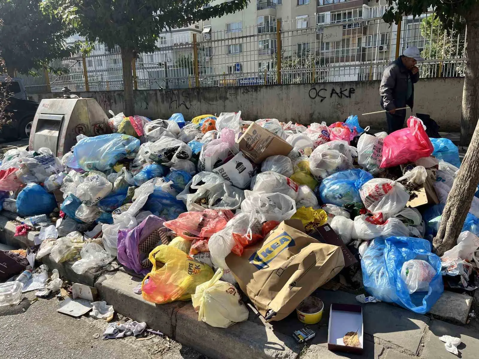Karşıyaka’da çöp krizi büyüyor: İhale fiyaskosu sokakları yaşanmaz hale getirdi