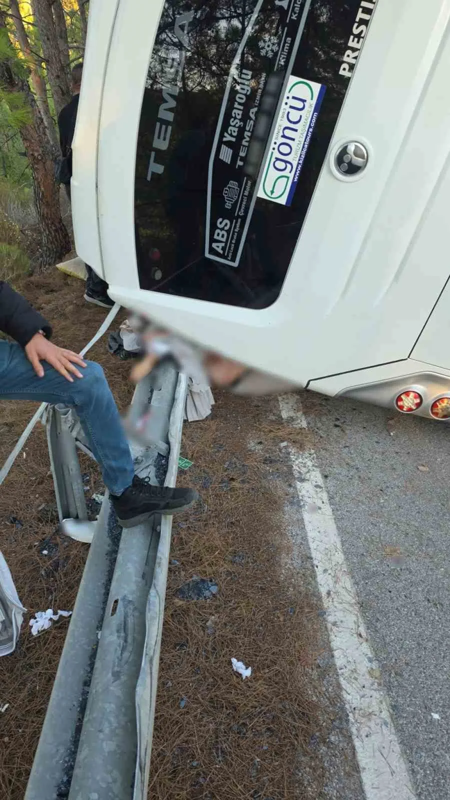 Marmaris yolunda can pazarı: Personel servisi devrildi