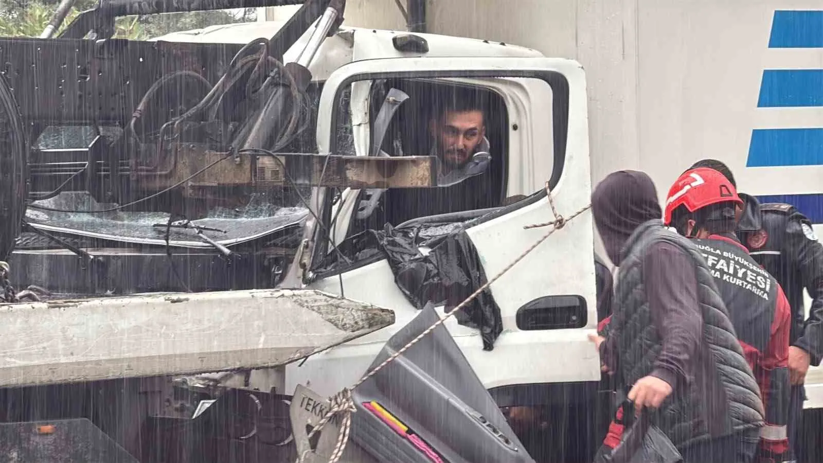 Menteşe yolunda yağış dehşeti: Kamyon sürücüsü araç içinde sıkışıp kaldı