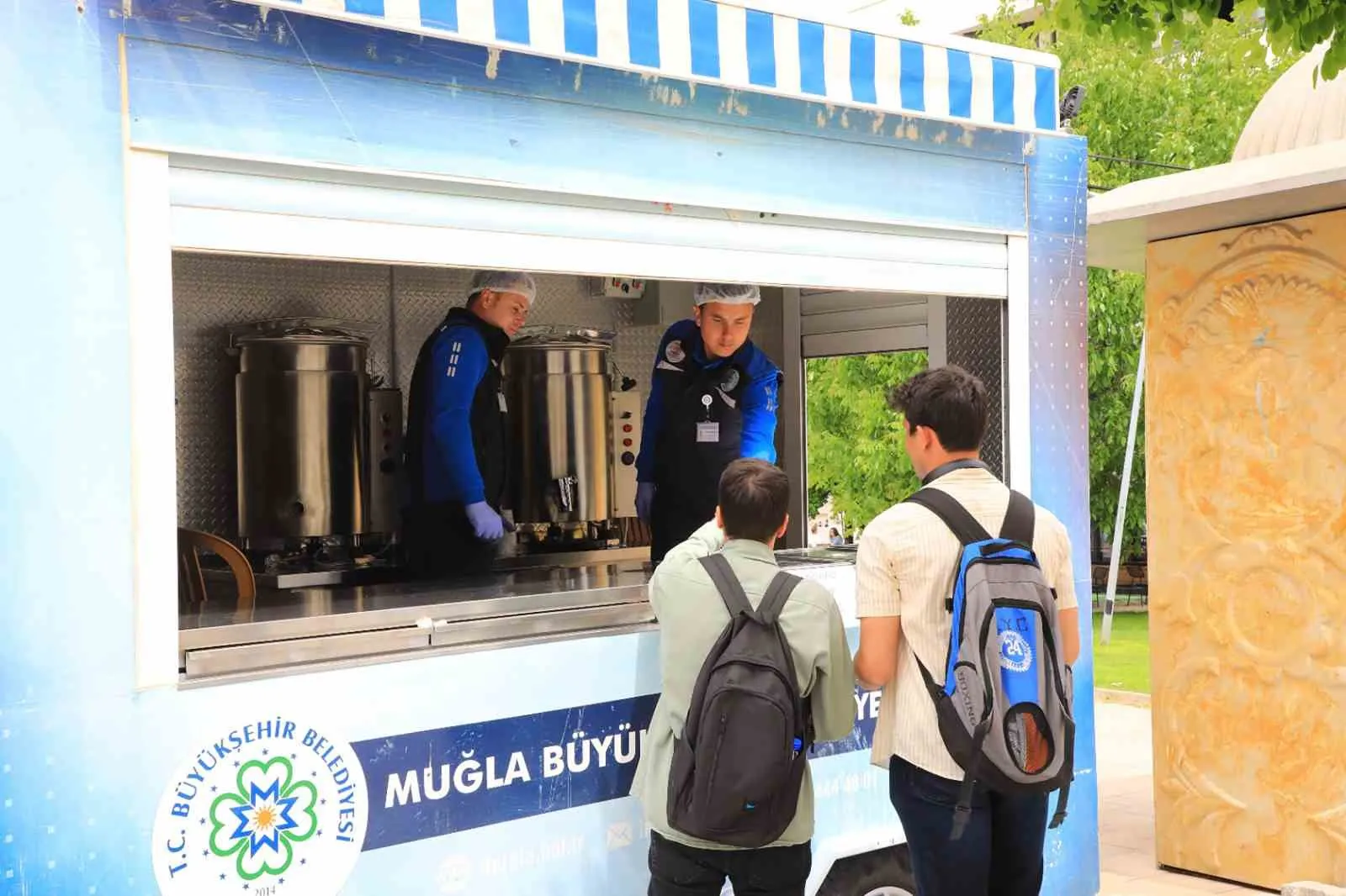Muğla'da öğrencilerin sabah enerjisi Büyükşehir'den: Güne sıcak bir başlangıç
