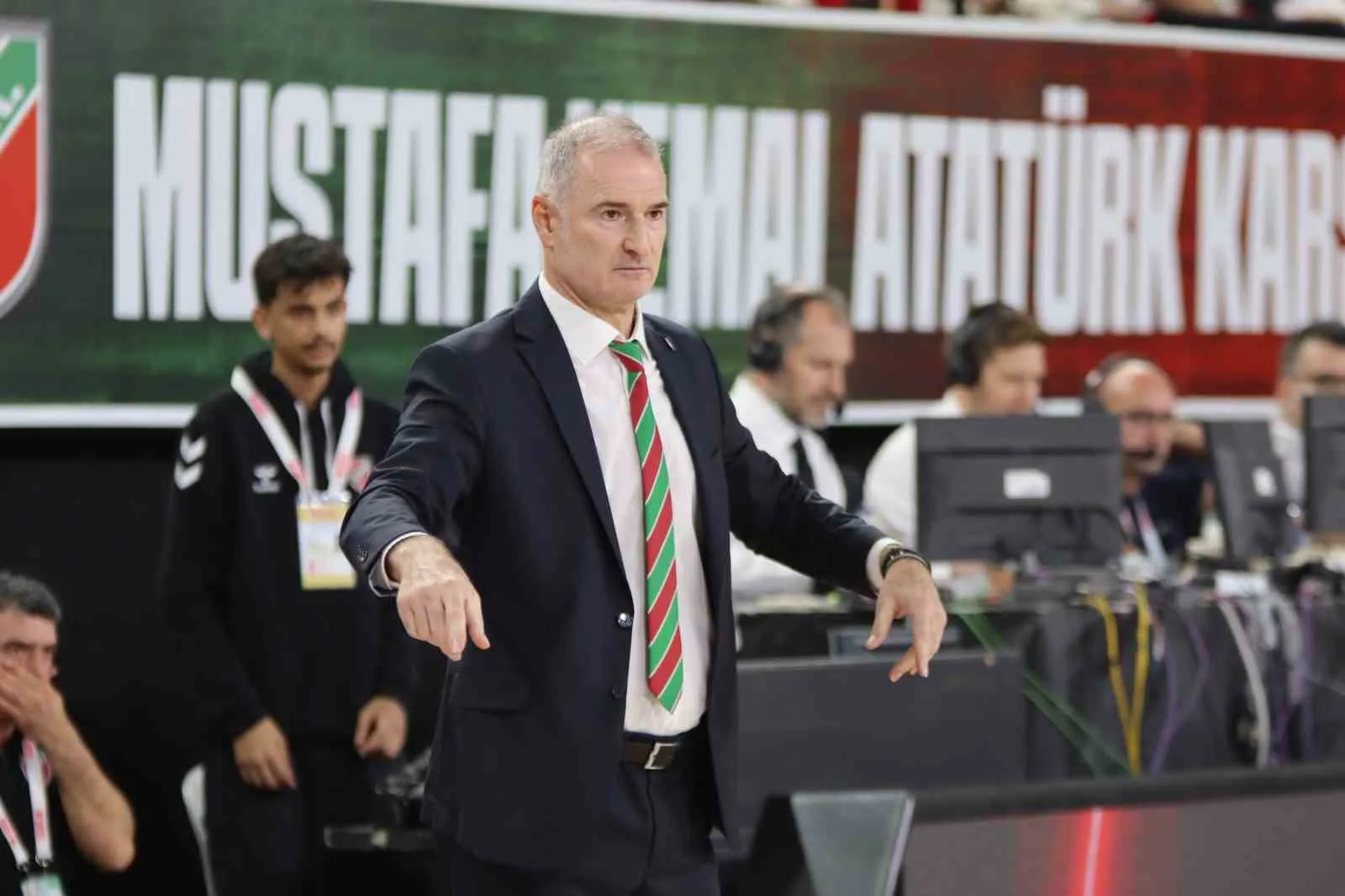 İzmir'de Fenerbahçe fırtınası: Sarı-lacivertliler Karşıyaka deplasmanında hata yapmadı
