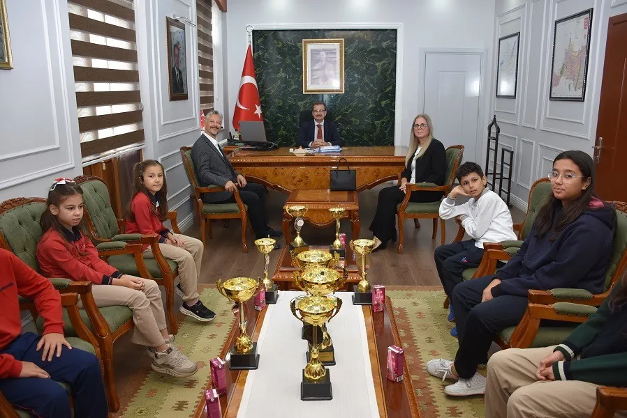 Salihli'nin satrançtaki gurur tablosu Kaymakamlıkta buluştu