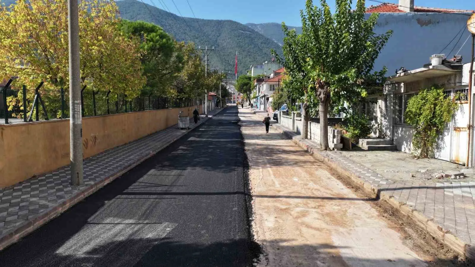 Kırkağaç’ta Salı Pazarı’nın çehresi değişiyor: 4 bin ton asfaltla konfor dönemi