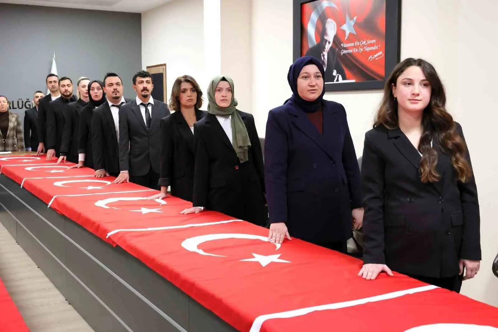 Denizli'de 43 kamu çalışanı için tarihi gün: Bayrak üzerine yemin ederek kadroya geçtiler