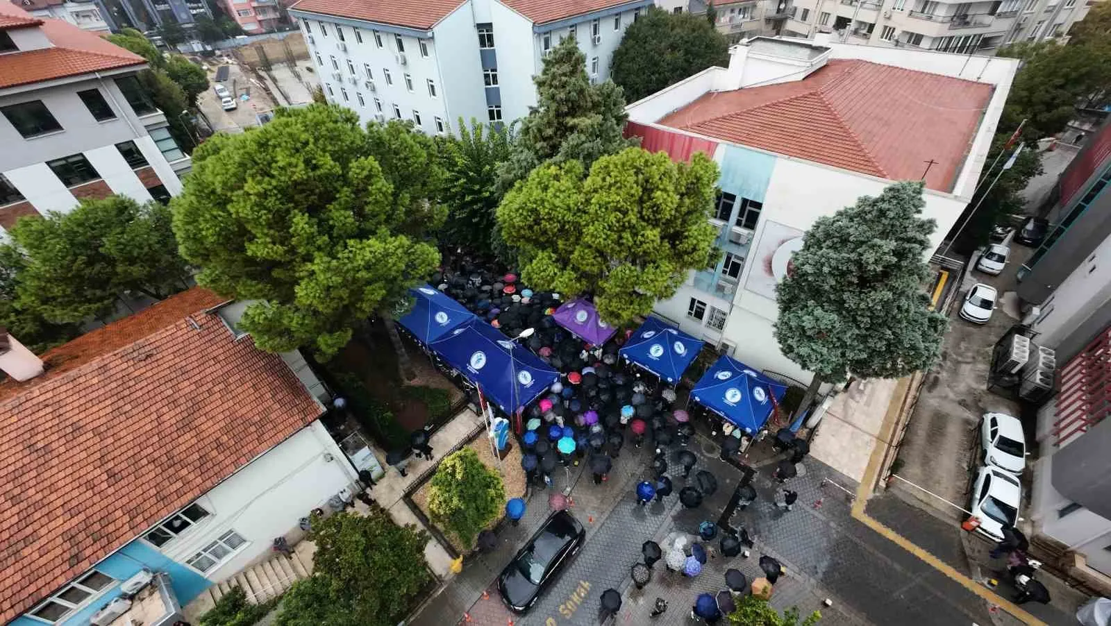 Merkezefendi’de sağanak altında demokrasi nöbeti: Başkan Doğan’ın gözaltına alınmasına tepki yağdı
