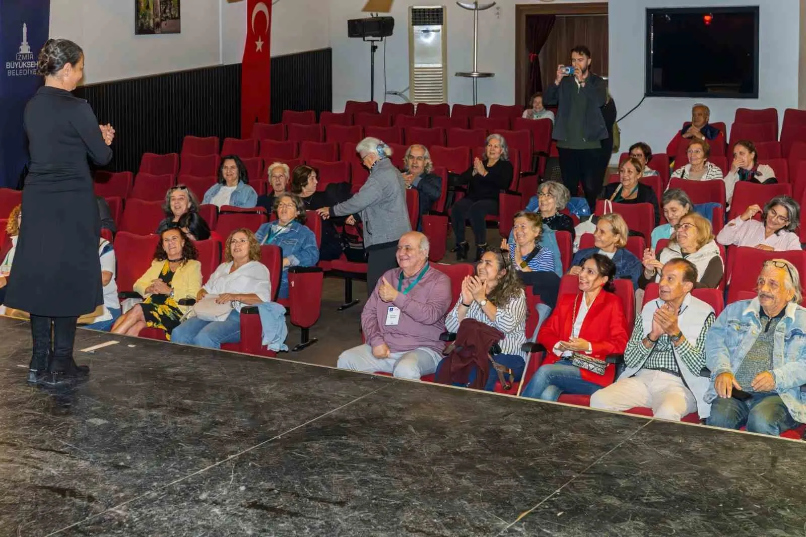 İleri yaşta yeni bir başlangıç: İzmirliler sınıflara geri döndü