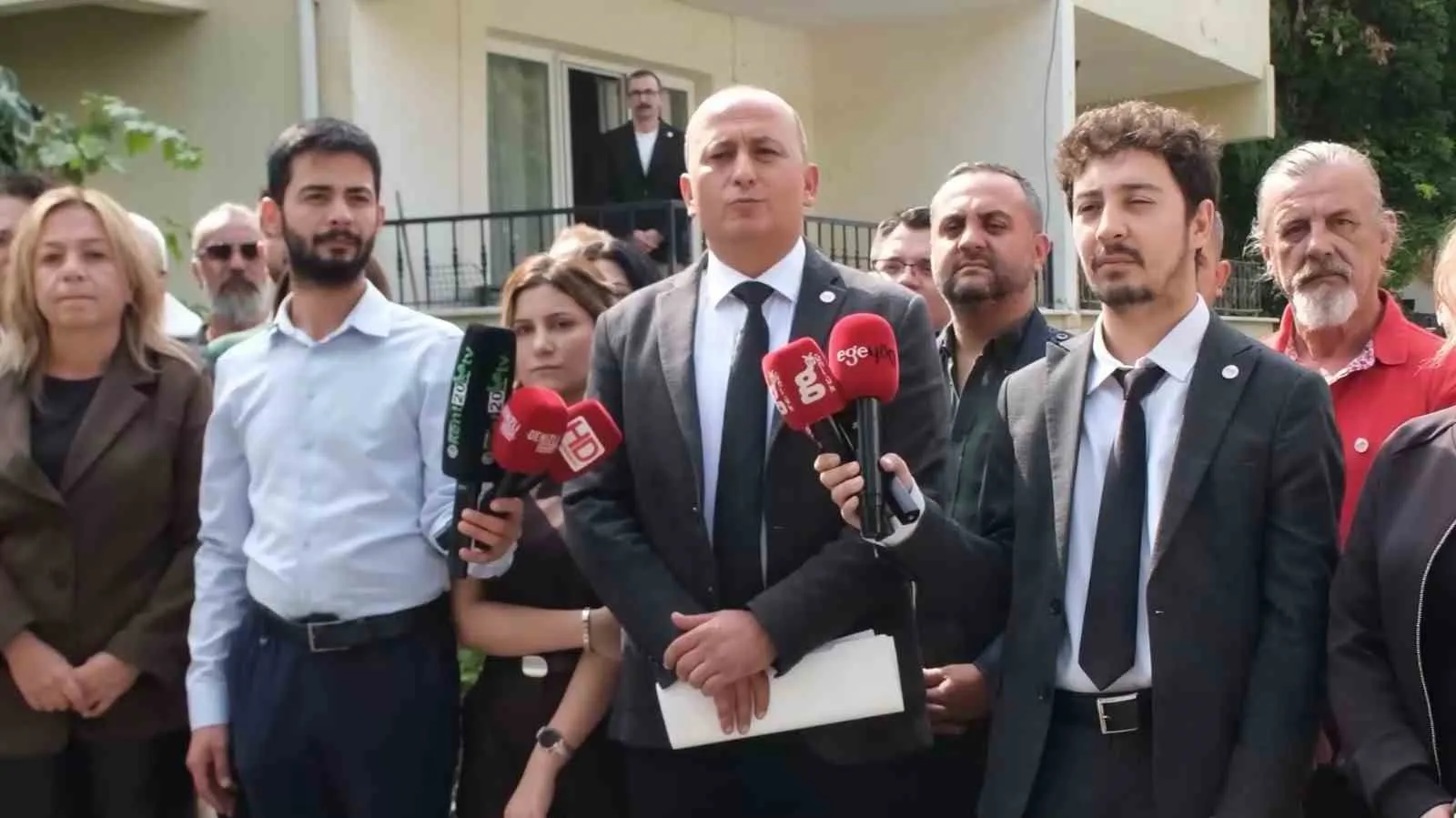 Ev hapsindeki siyasetçi için yapılan açıklamada tansiyon yükseldi: Site yönetiminden sert müdahale