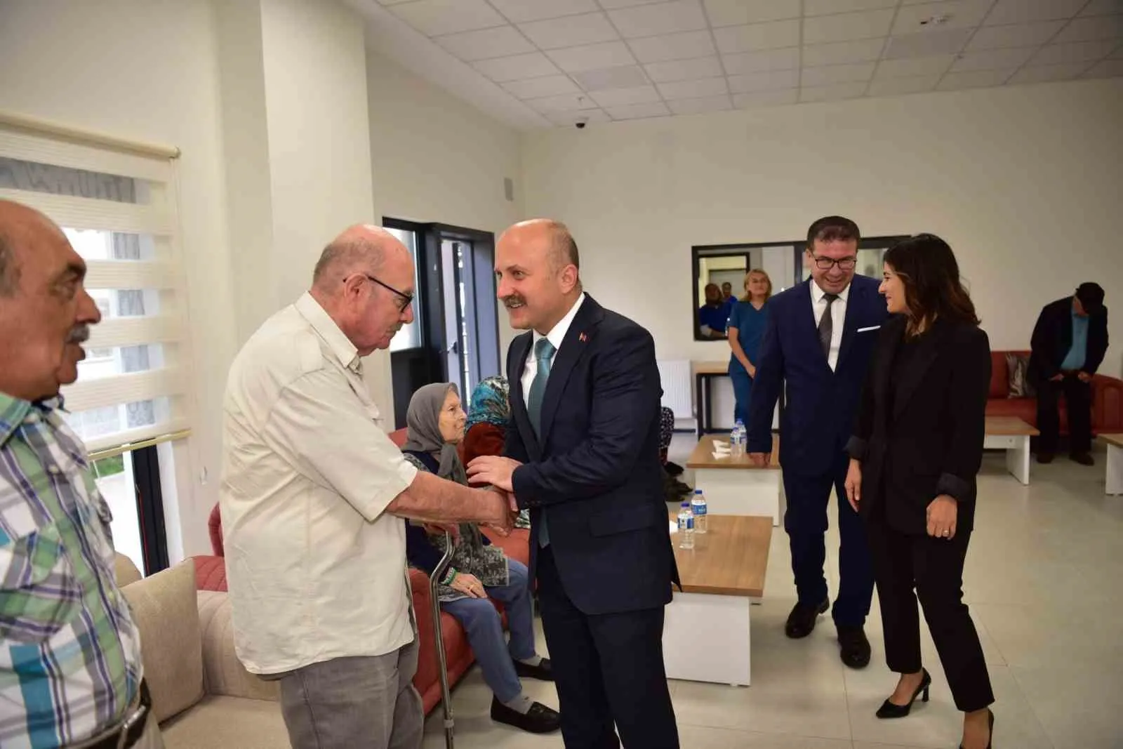 Aydın'da vefa günü: Vali Varol huzurevi sakinlerini yalnız bırakmadı