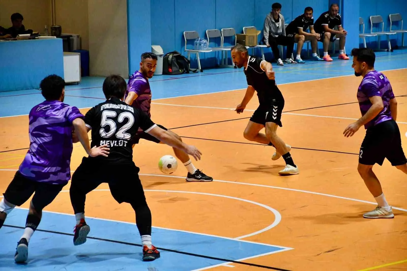Afyonkarahisar’da futsal heyecanı zirvede bitti: Şampiyonlar kupalarına kavuştu