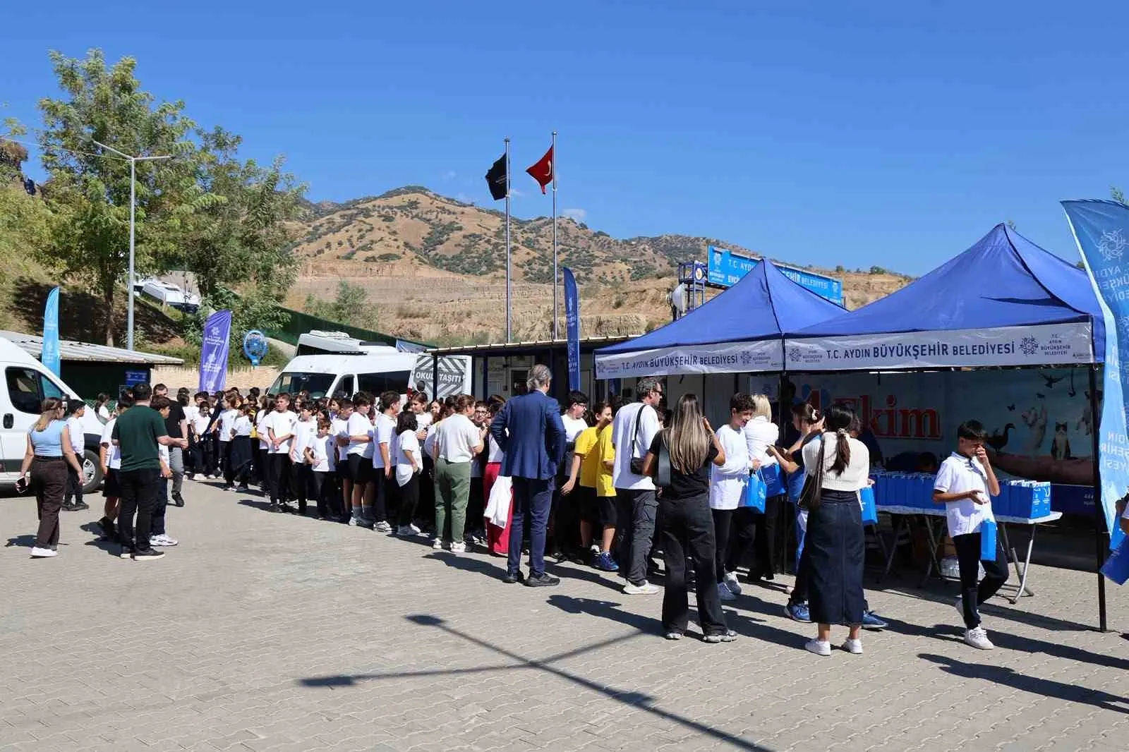 Miniklerden can dostlara anlamlı ziyaret: Sevgi tohumları Aydın’da yeşeriyor