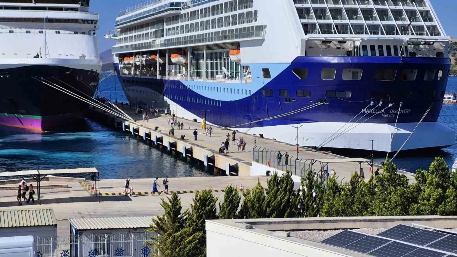 Bodrum limanında kruvaziyer hareketliliği: Binlerce turist ilçeye akın etti
