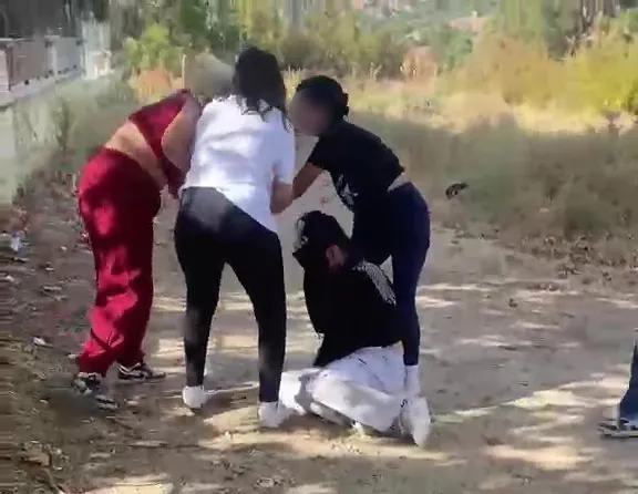 Denizli'de akran dehşeti: Ortaokullu kızı çeşme başında dakikalarca darp ettiler