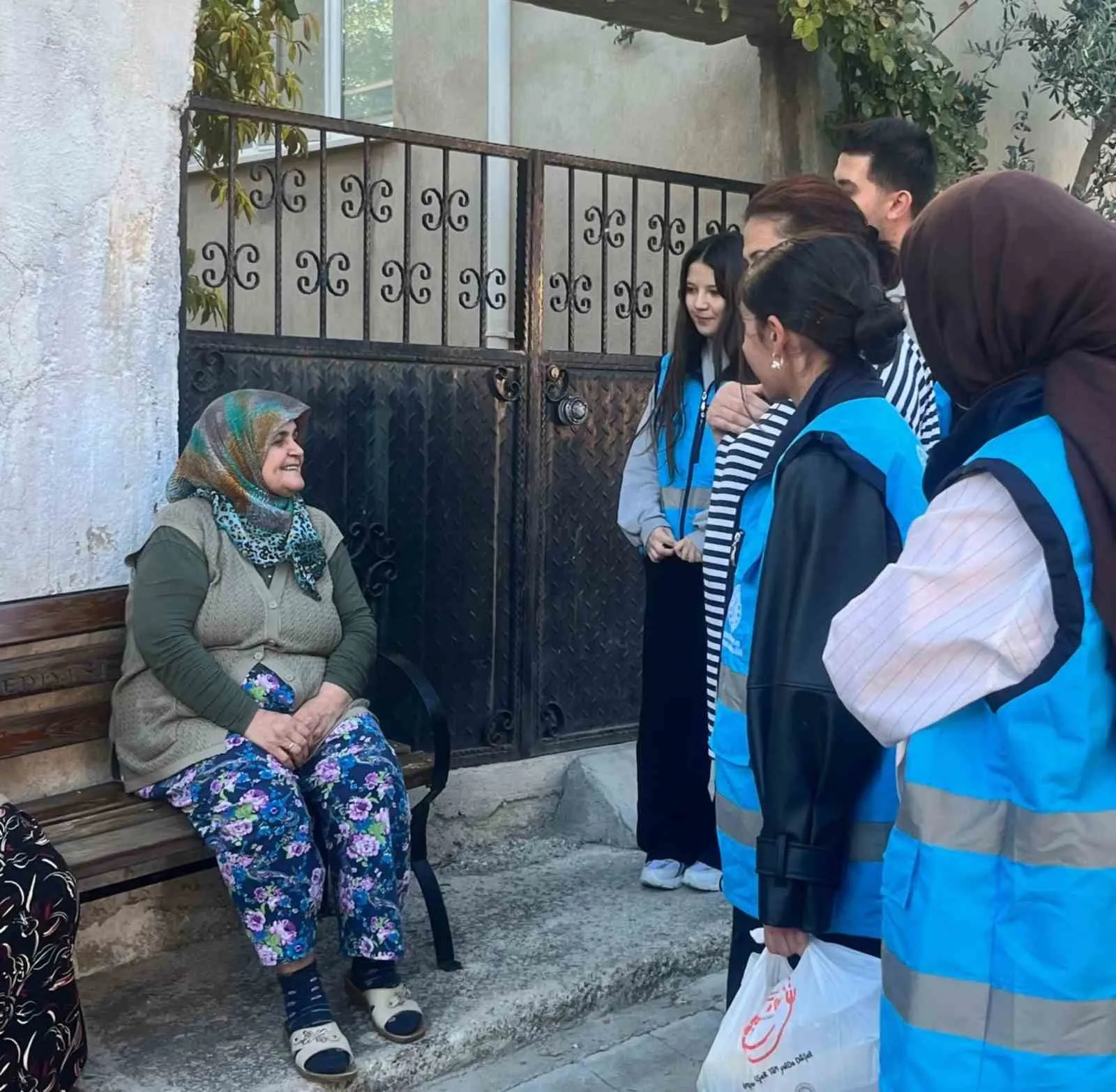 Manisa'da kuşaklar arası gönül köprüsü: Yurtlu gençler yaşlıların kapısını çalıyor