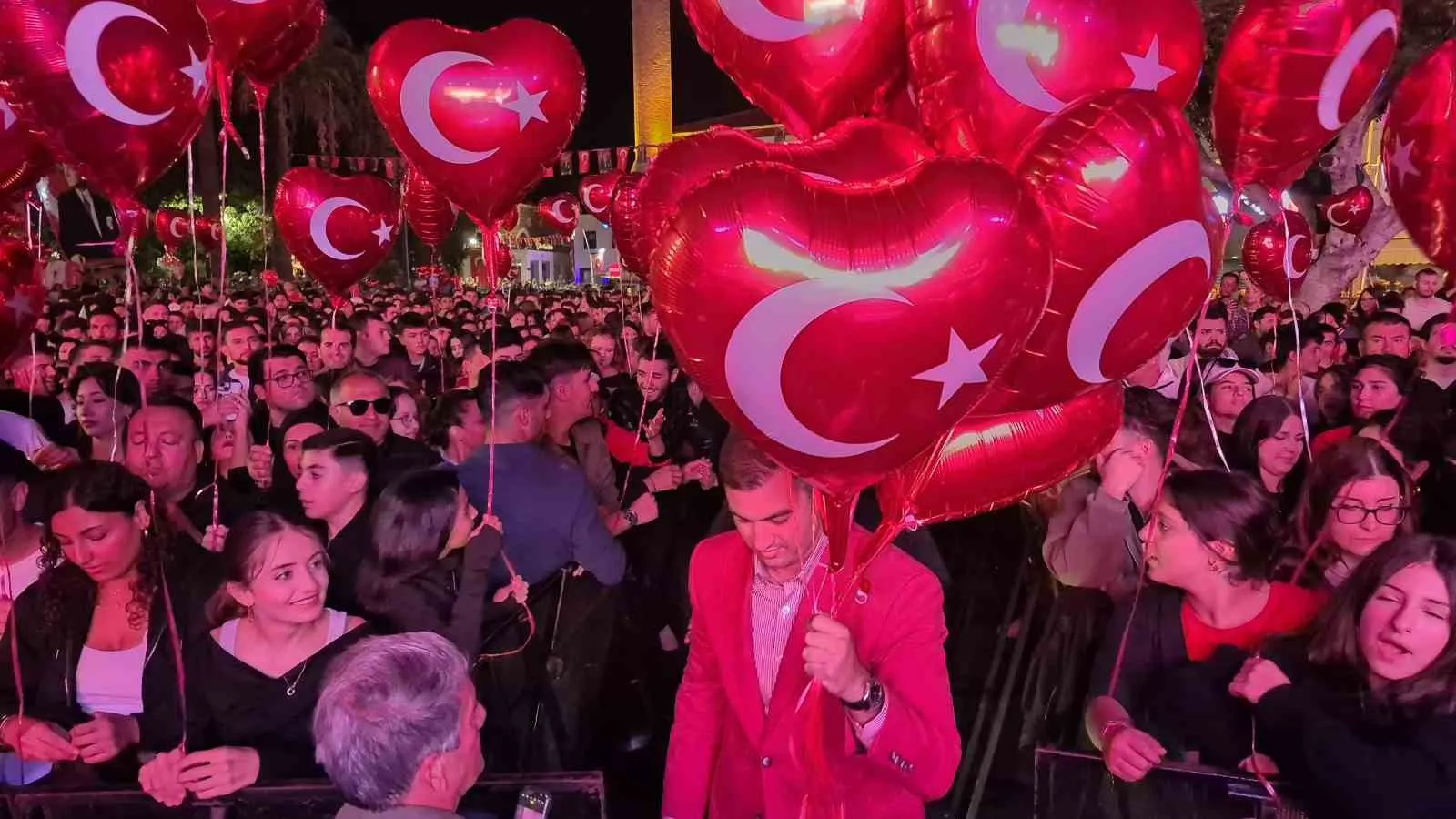 Bodrum’da Cumhuriyet coşkusu zirve yaptı: Fener alayı ve Dedublüman ile unutulmaz gece