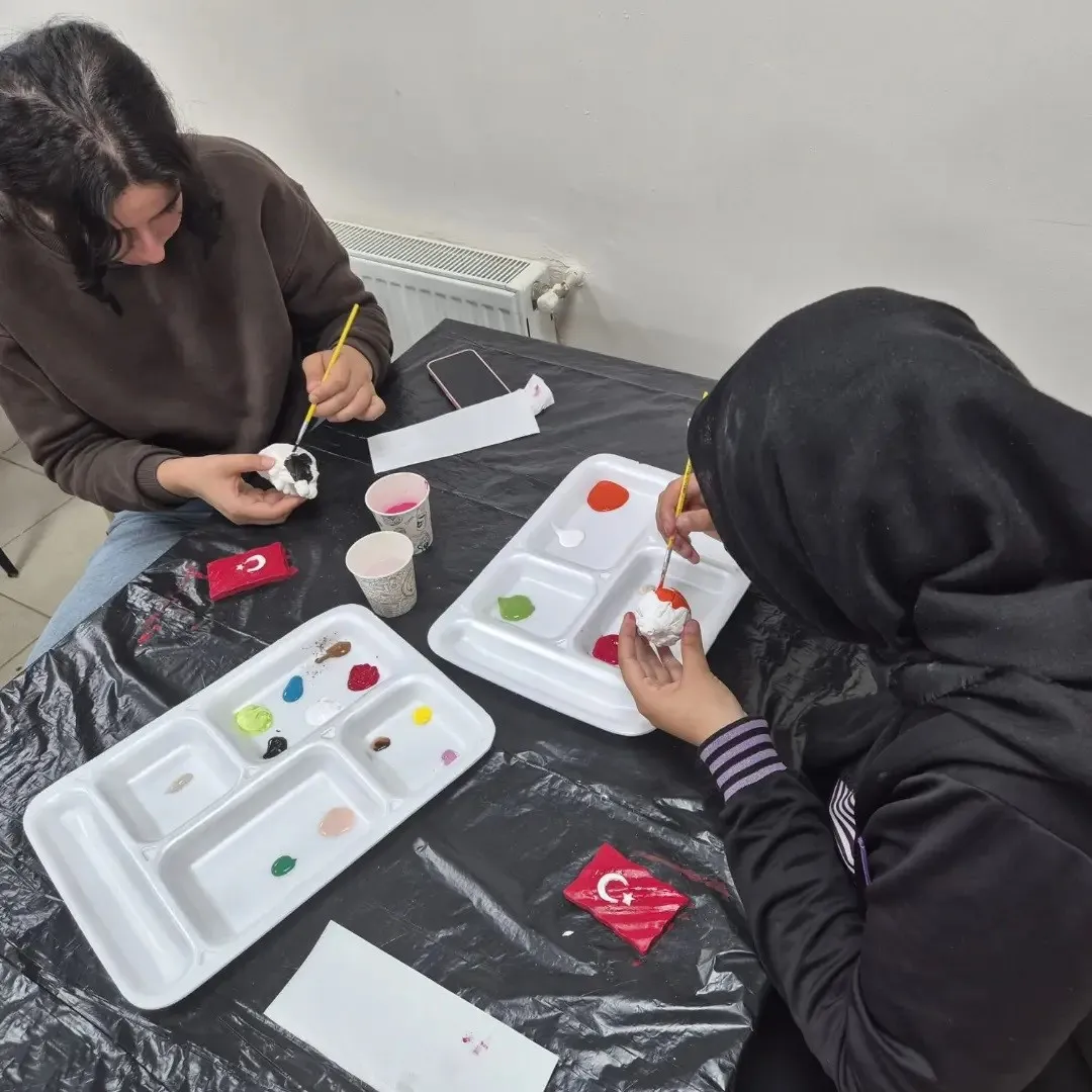 Gençlerin fırçasından Cumhuriyet aşkı: Seramik atölyesinde ay yıldız nöbeti