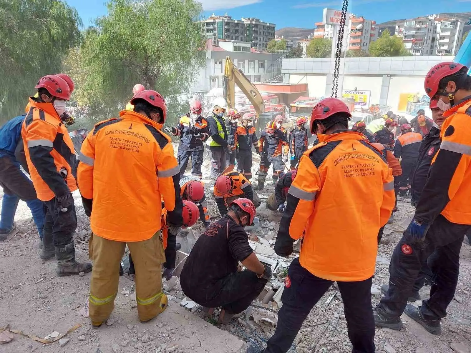İzmir’in karanlık gününden geriye kalanlar: İtfaiyecilerin enkaz altındaki vicdan nöbeti