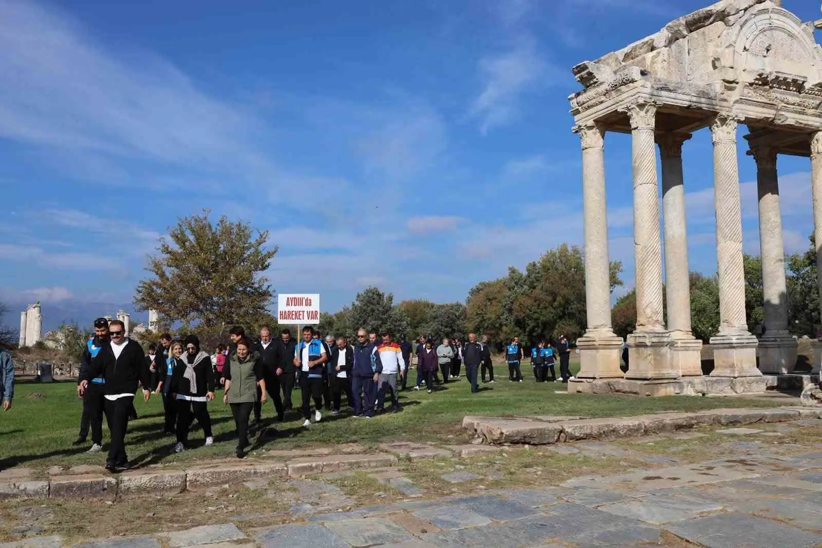 Tarihin izinde sağlıklı yaşam yürüyüşü: Afrodisias’ta adımlar sağlık için atıldı