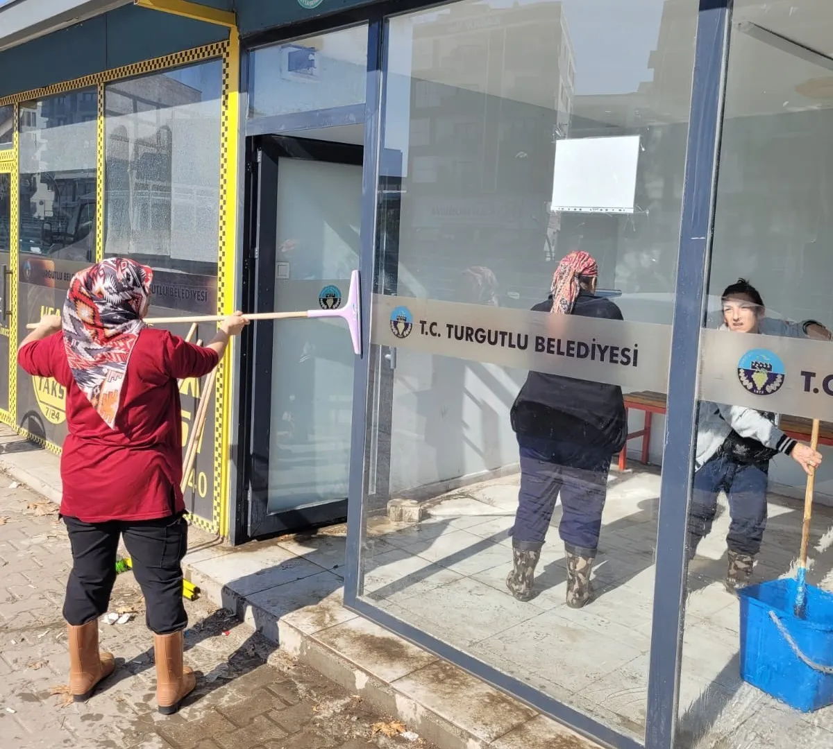 Turgutlu’da duraklar pırıl pırıl: Belediye ekiplerinden hijyen mesaisi