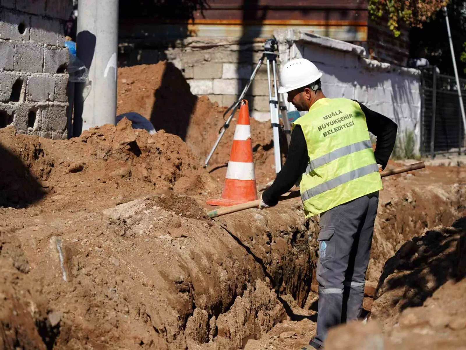 Milas’ta altyapı seferberliği: Küçükdibekdere’nin kronik sorunları çözülüyor