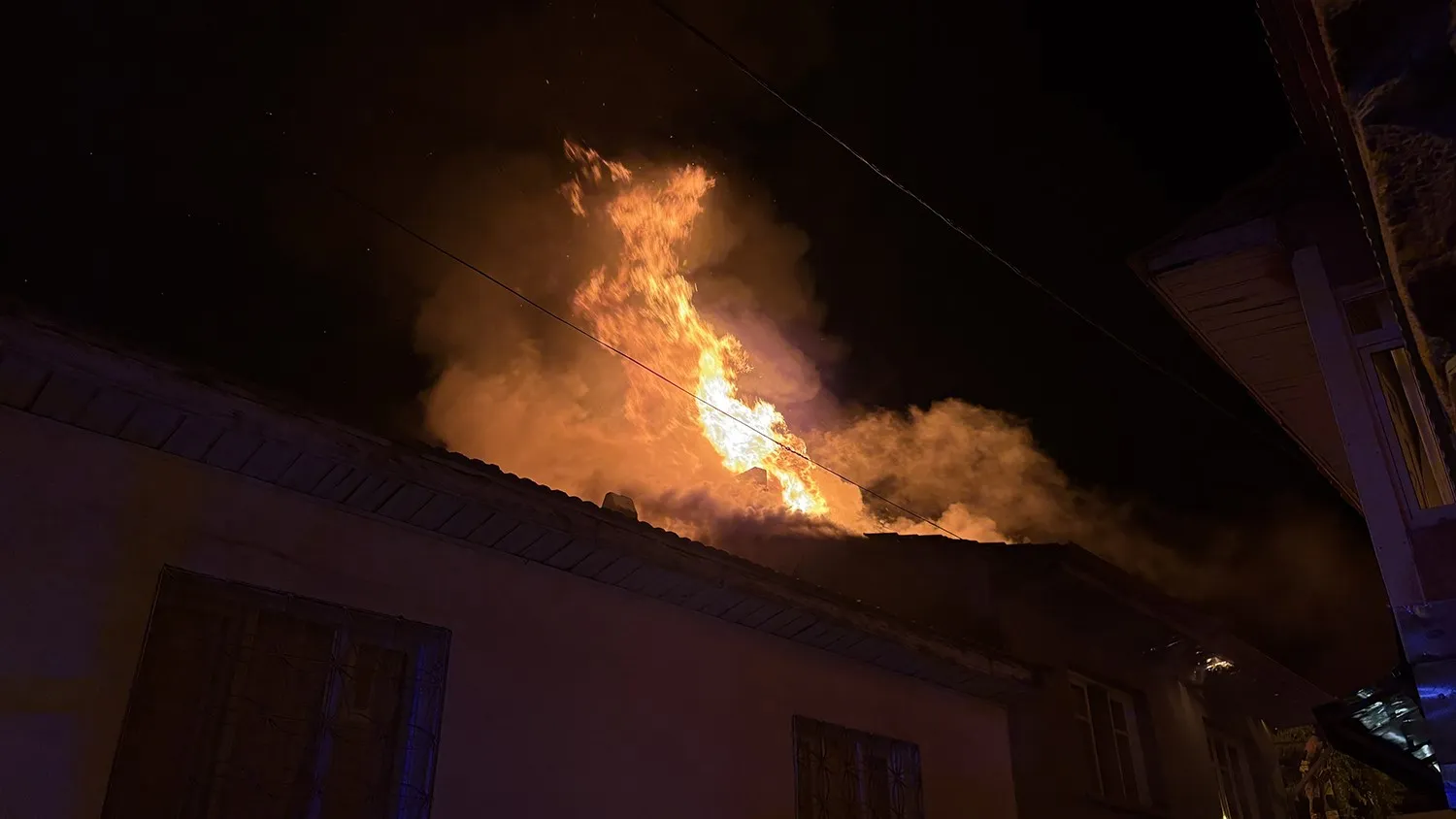 Kula’da acı gece: Evini alevler içinde gören talihsiz adam hayatını kaybetti