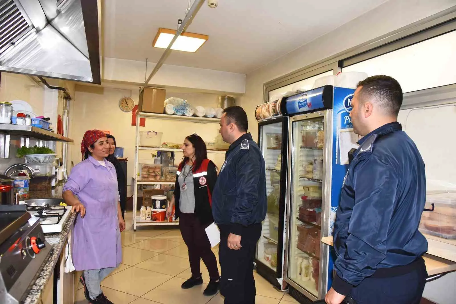 Menemen’de kantinlerde hijyen mesaisi: Öğrencilerin sağlığı zabıta takibinde