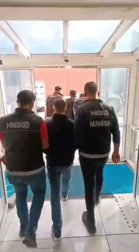 Manisa polisi zehir tacirlerine geçit vermedi: Çeyrek milyona yakın hap ele geçirildi