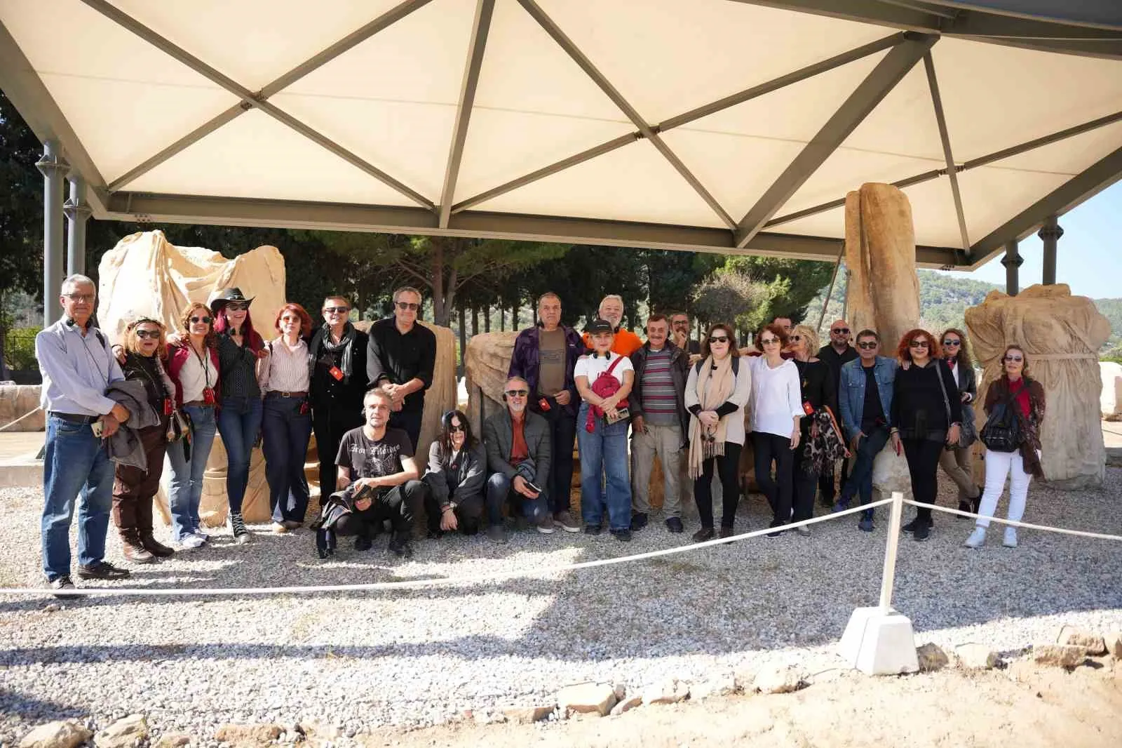Homeros’un izinde tarihi buluşma: Edebiyatçılar Klaros’un gizemli atmosferinde bir araya geldi