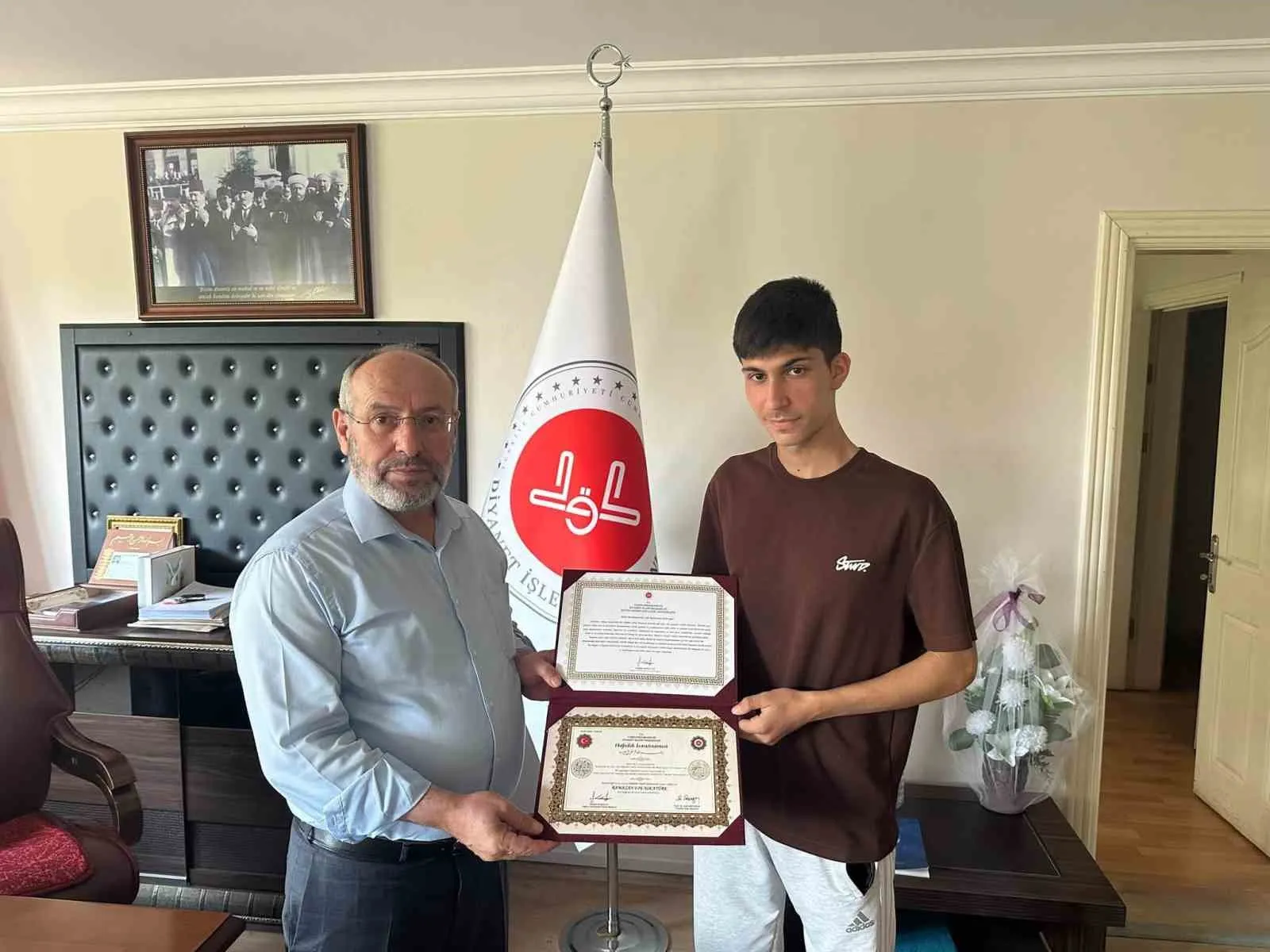 Salihli’de gurur tablosu: Hafızlık tacını takan gençler belgelerine kavuştu