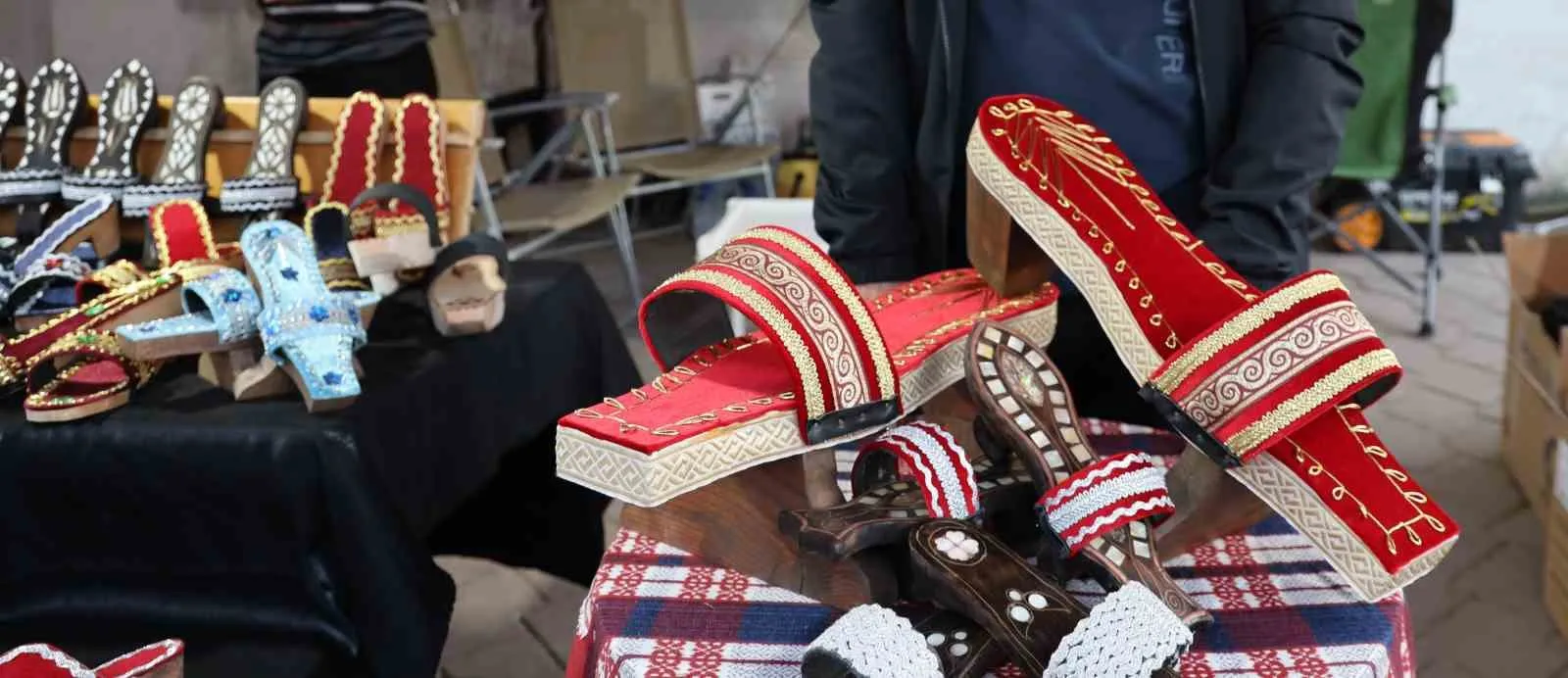 Eskinin mütevazı takunyası artık lüksün yeni adresi: Saray modelleri vitrinleri süslüyor