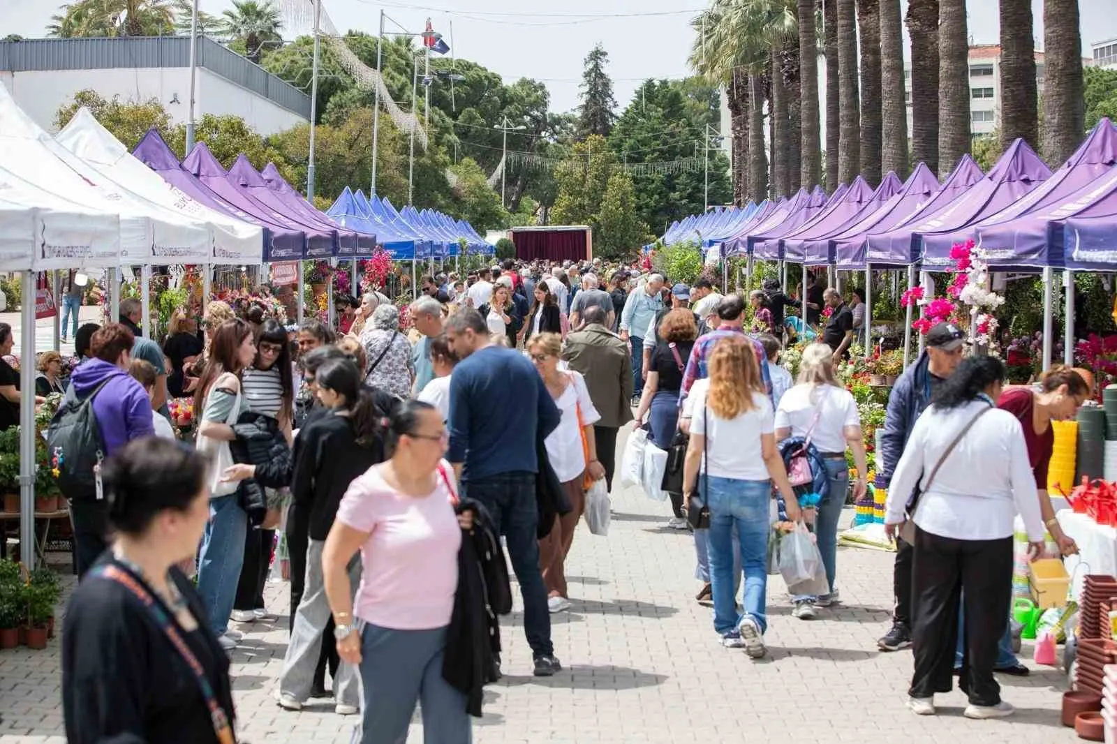 İzmir'in renkli festivali Kültürpark'ta başlıyor: Çiçek ve bal üreticileri bir araya geliyor